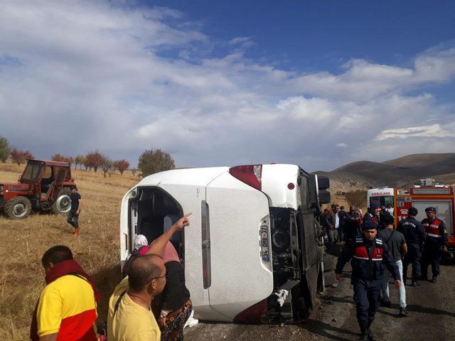 Afyonkarahisar'da turistleri taşıyan otobüs devrildi (1)
