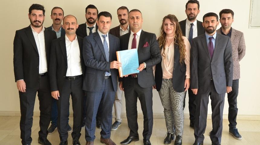 Baro Başkanı Canan mazbatasını aldı