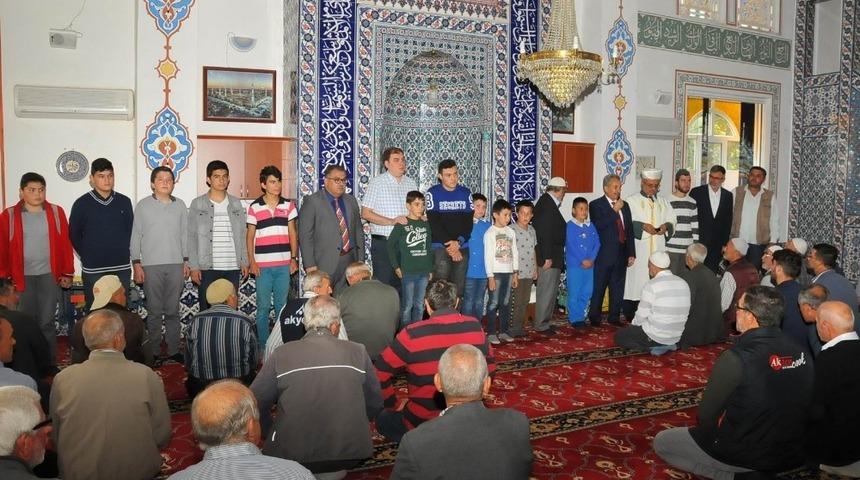 Akşehir&rsquo;de camiye giden &ccedil;ocuklar &ouml;d&uuml;llendirildi