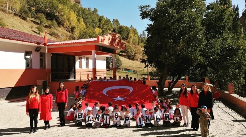 Vanlı miniklerden &lsquo;Barış Pınarı Harekatı&rsquo;na anlamlı destek