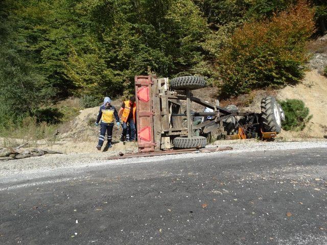 Domaniç’te traktör devrildi: 1 yaralı