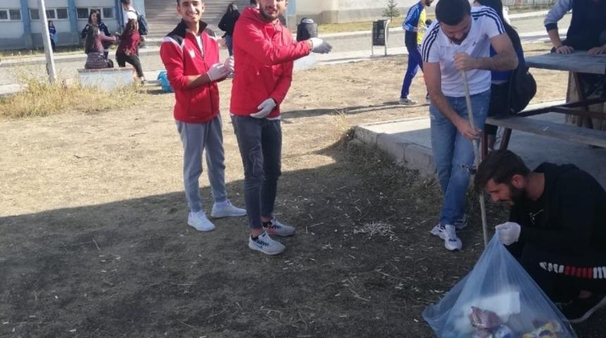 Sarıkamış’ta öğrencilerden çevre temizliği