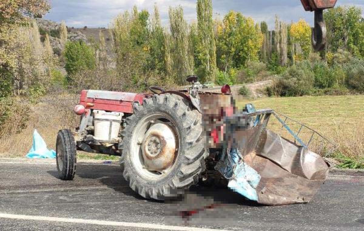 Kamyon &ccedil;arpan trakt&ouml;rdeki aynı aileden 3 kişi &ouml;ld&uuml;