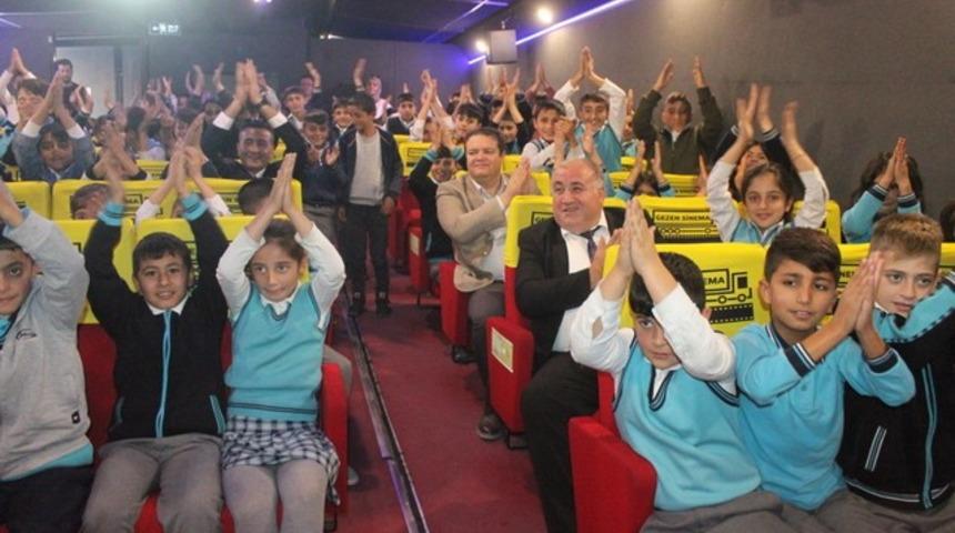 Vanlı &ccedil;ocuklar &lsquo;Gezen Sinema&rsquo; ile buluştu