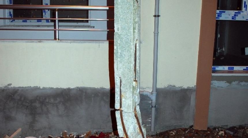 Elektrik direği korku saçıyor