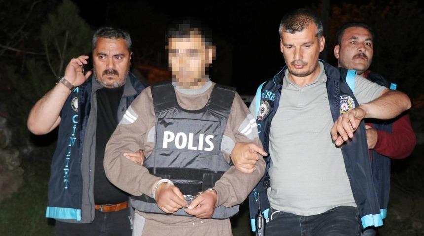 Arkadaşını 43 bı&ccedil;ak darbesiyle &ouml;ld&uuml;ren ve &rsquo;hırsız yaptı&rsquo; diyen sanık hakim karşısında