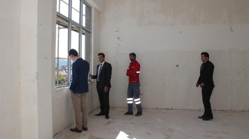 Kaymakam G&ouml;zlet&rsquo;ten okul inşaatında inceleme