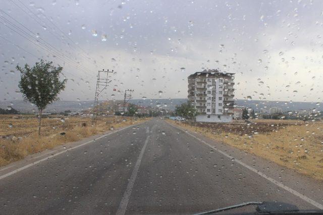 Hava sıcaklığının 30 dereceye ulaştığı ilçede yağış şaşırttı