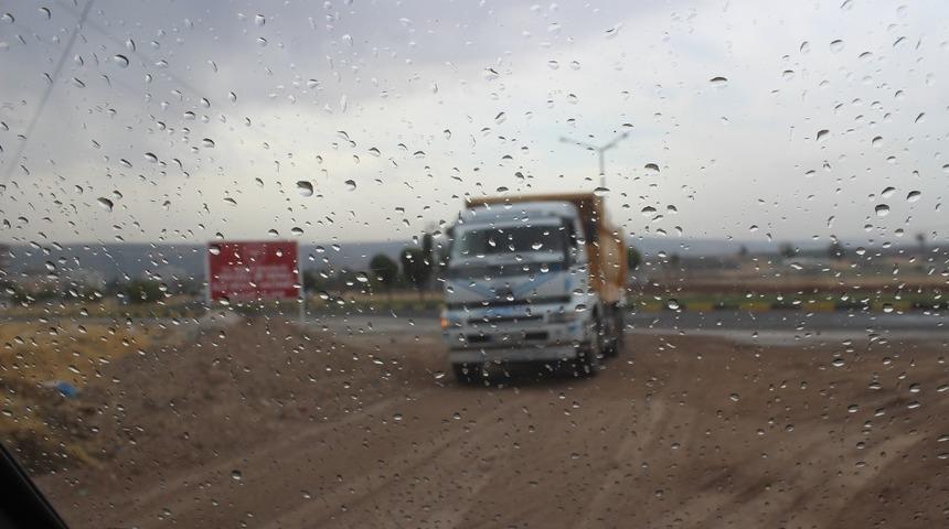 Hava sıcaklığının 30 dereceye ulaştığı ilçede yağış şaşırttı