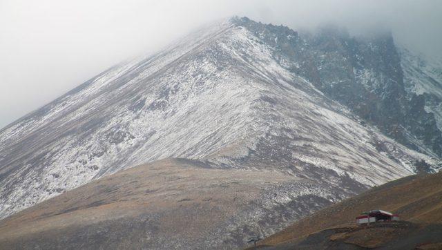 Erciyes Dağı’na kar yağdı