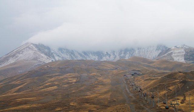 Erciyes Dağı’na kar yağdı