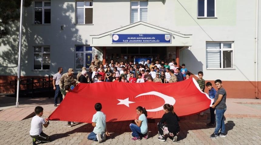 Öğrencilerden Mehmetçiğe destek