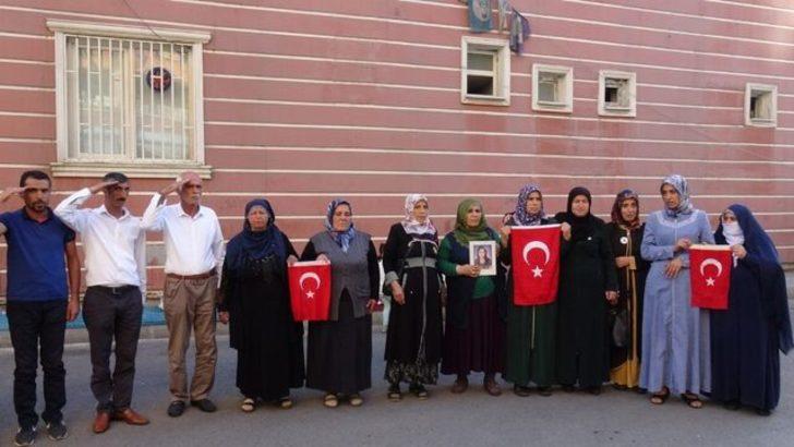 Çocuklarının dağa kaçırıldığı iddiasıyla HDP Diyarbakır İl Başkanlığı önünde oturma eylemi başlatan aileler, Barış Pınarı Harekatı'na asker selamıyla destek verdi. ile ilgili görsel sonucu