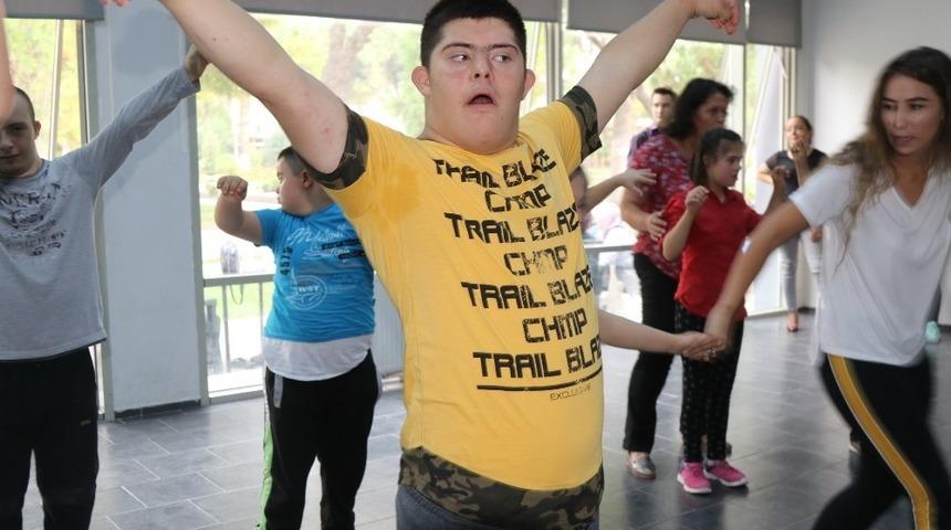 Engelleri halk oyunları ile aşacaklar