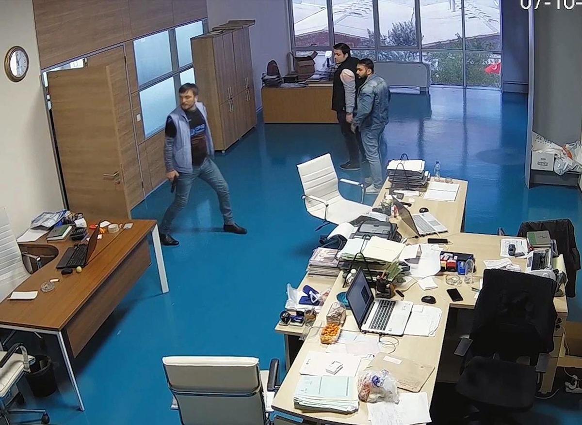 Tabanca ile kayınbiraderinin fabrikasını basıp, rastgele ateş a&ccedil;tı