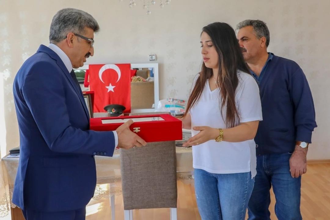 Vali Bilmez şehit Uzman &Ccedil;avuş Karakuzu&rsquo;nun ailesini ziyaret etti