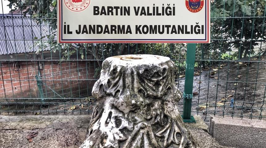 Bartın'da bir evin bah&ccedil;esinde s&uuml;tun başlığı ele ge&ccedil;irildi!  'Tarihi değerinin olduğunu bilmiyordum'