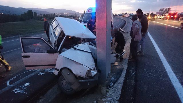 Otomobil direğe çarptı, sürücü ve eşi yaralandı