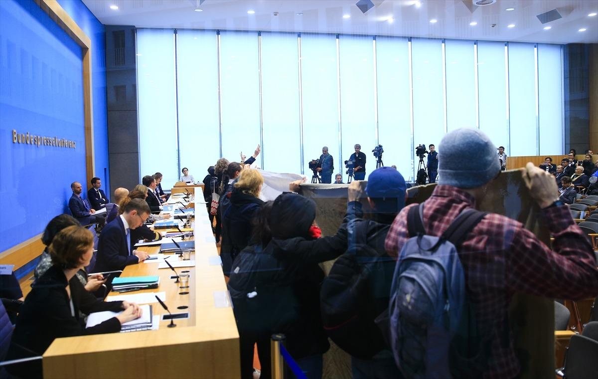 Almanya'da ter&ouml;r &ouml;rg&uuml;t&uuml; yandaşları basın toplantısını bastı