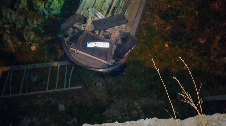 K&ouml;pekten ka&ccedil;an otomobil duvardan aşağıya d&uuml;şt&uuml;: 2 yaralı