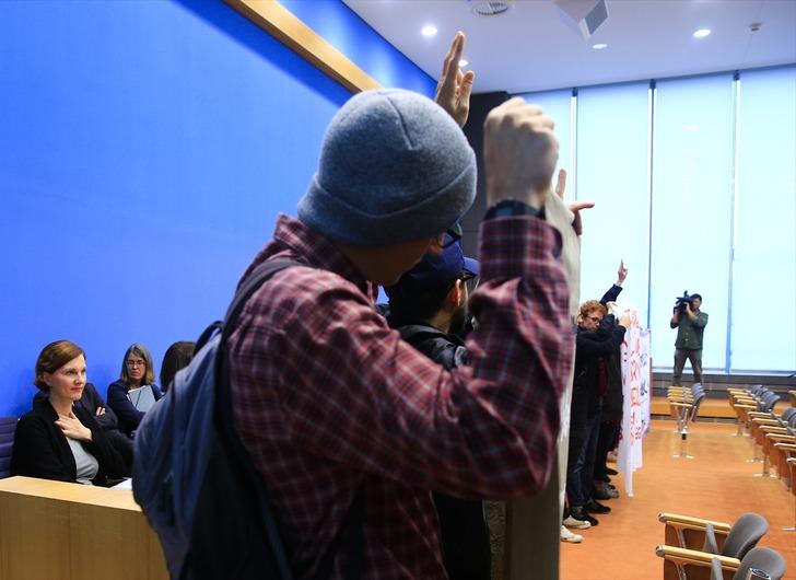 Almanya'da terör örgütü yandaşları basın toplantısını bastı G1