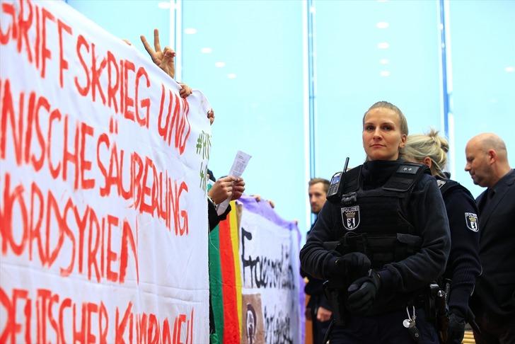 Almanya'da terör örgütü yandaşları basın toplantısını bastı G2