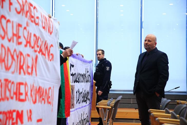 Almanya'da terör örgütü yandaşları basın toplantısını bastı G3