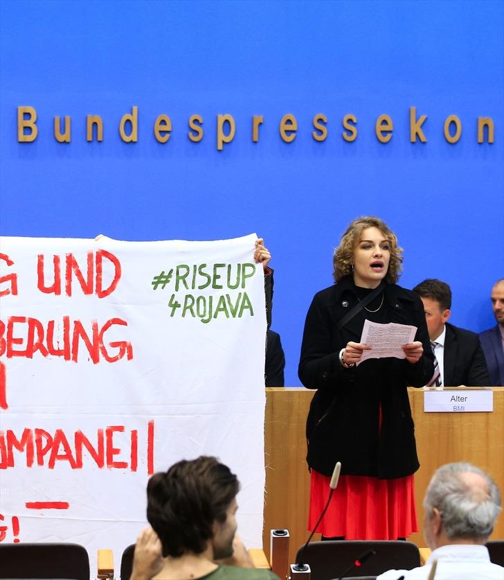 Almanya'da terör örgütü yandaşları basın toplantısını bastı G4