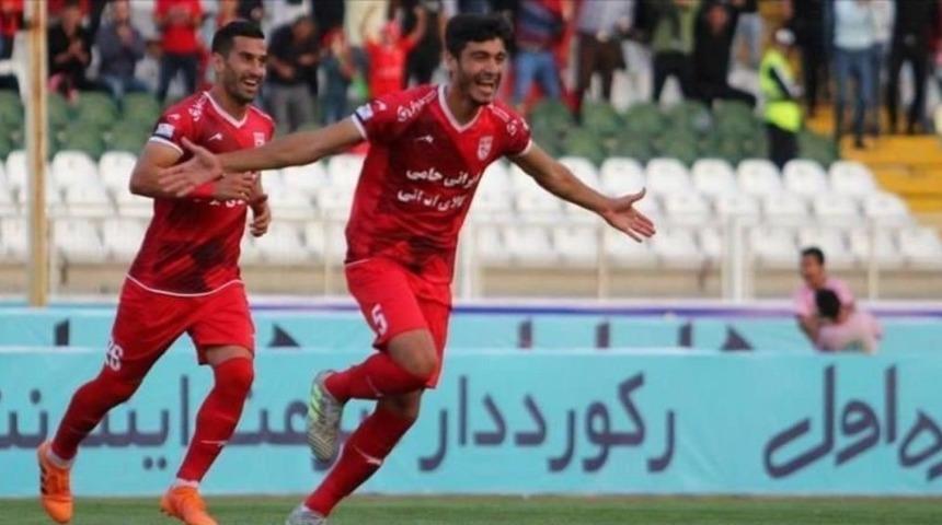 Traktör'de forma giyen Mehdi Bebriye, Türk askerinin fotoğrafını paylaştı ve ceza aldı