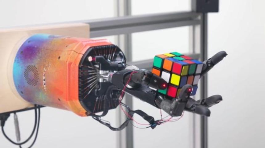 Rubik Küp çözen bir robot el geliştirdiler