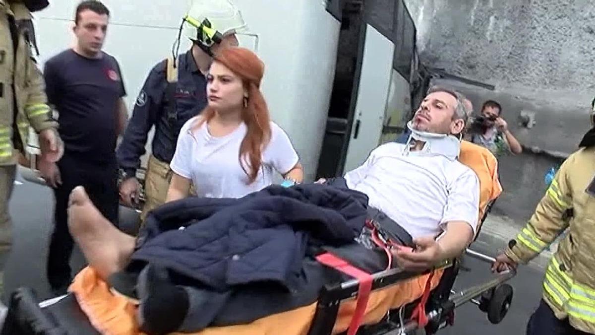 Başakşehir'de iş&ccedil;i servisi kaza yaptı! Yaralılar var