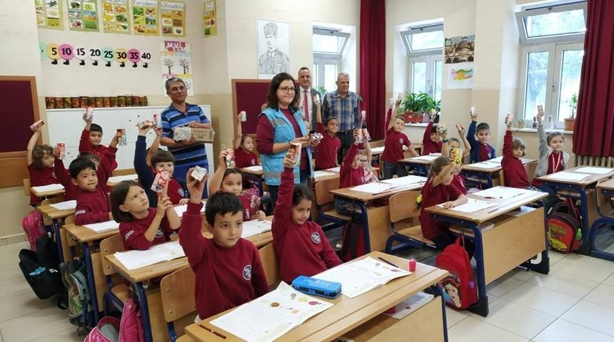 &Ouml;ğrencilere s&uuml;t ikramı