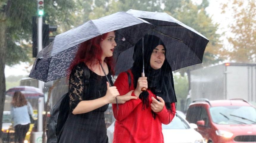 Hava sıcaklığı d&uuml;ş&uuml;yor, sağanak yağmura dikkat!