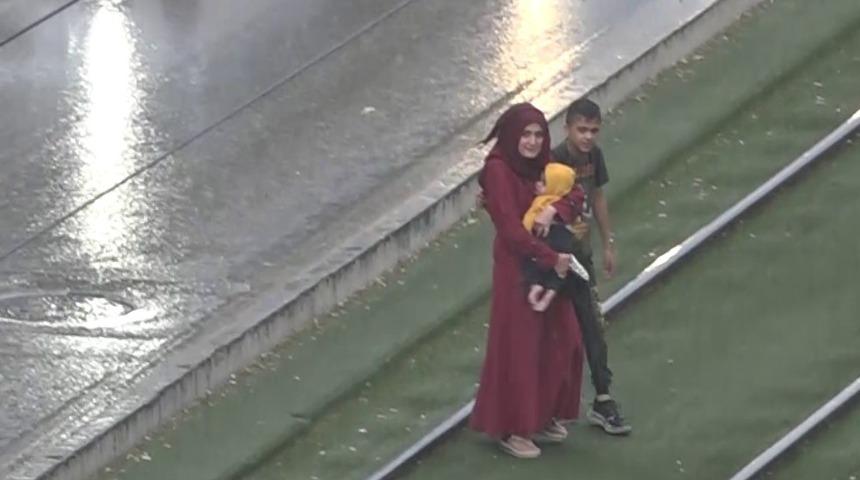 Aniden bastıran yağmur vatandaşları hazırlıksız yakaladı