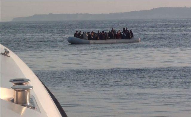 Çeşme'de iki lastik botta 86 kaçak göçmen yakalandı