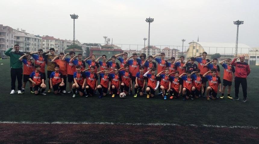 Yalovalı miniklerden milli takıma ve Mehmetçiğe asker selamlı destek