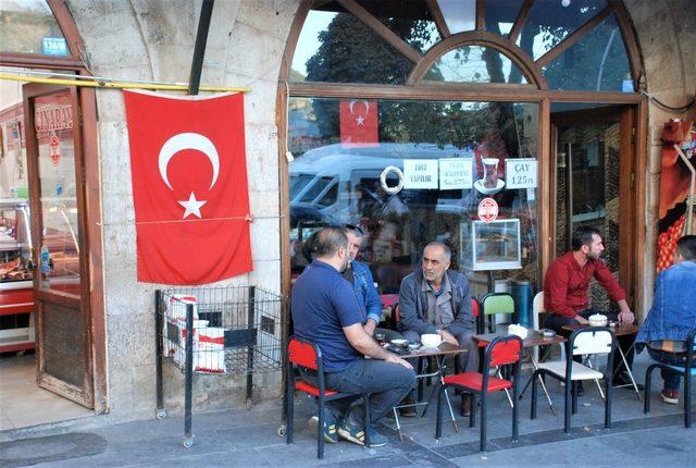 Tokatlı esnaf iş yerlerini bayraklarla donattı