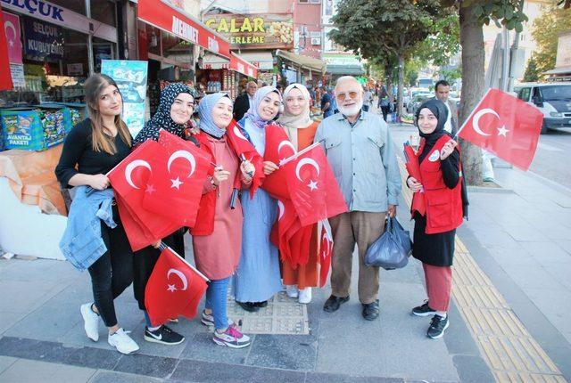 Tokatlı esnaf iş yerlerini bayraklarla donattı