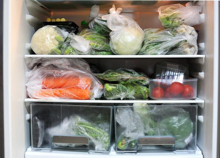 Meyve ve sebzeleri poşetleriyle buzdolabına koyanlar dikkat!