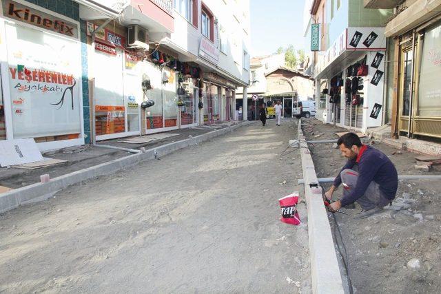 Belediye Caddesinde hummalı çalışma