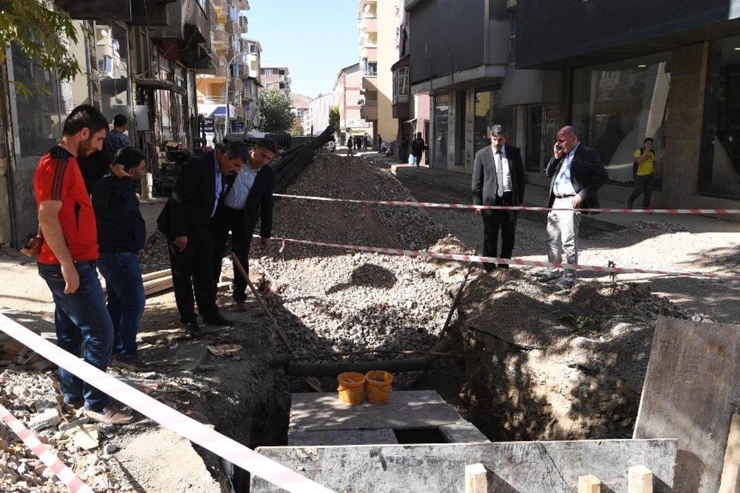 Başkan Asya: &ldquo;Yeraltı hatlarının aynı anda kazılıp d&ouml;şenmesi teknik olarak m&uuml;mk&uuml;n değildi&rdquo;