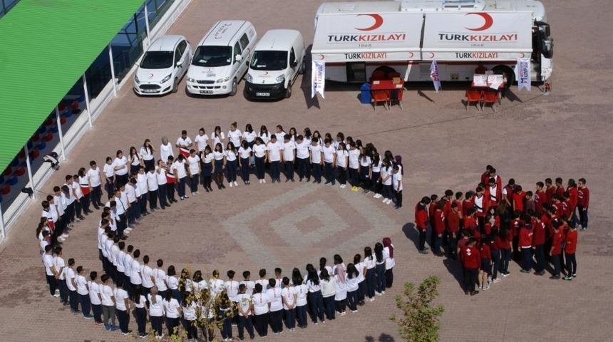 Öğrencilerden Barış Pınarı’na ay yıldız kareografisi ile destek