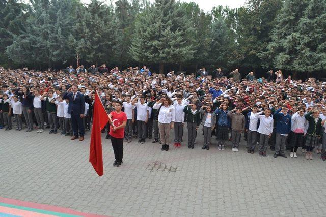 Bin 380 öğrenci aynı anda asker selamı vererek, Barış Pınarı’na destek oldu