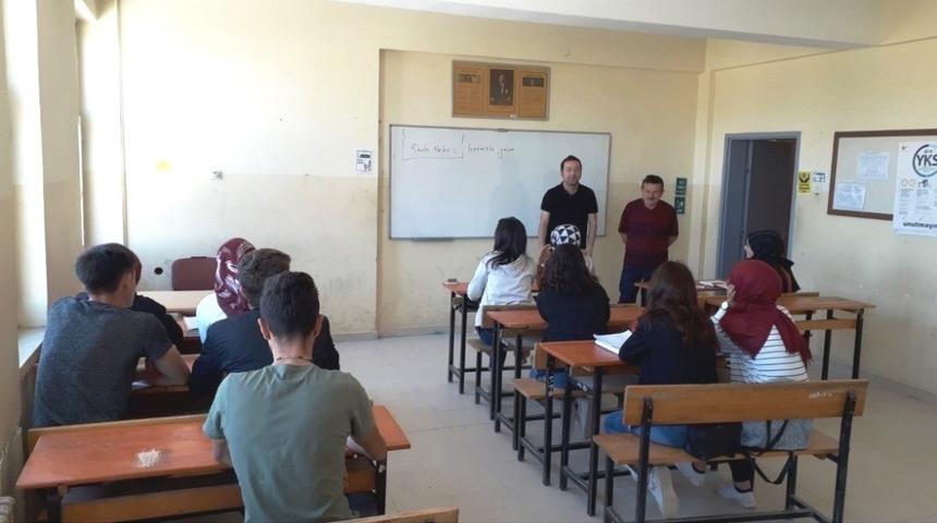 Hisarcık&rsquo;ta &uuml;niversiteye hazırlanan gen&ccedil;lere kurs desteği