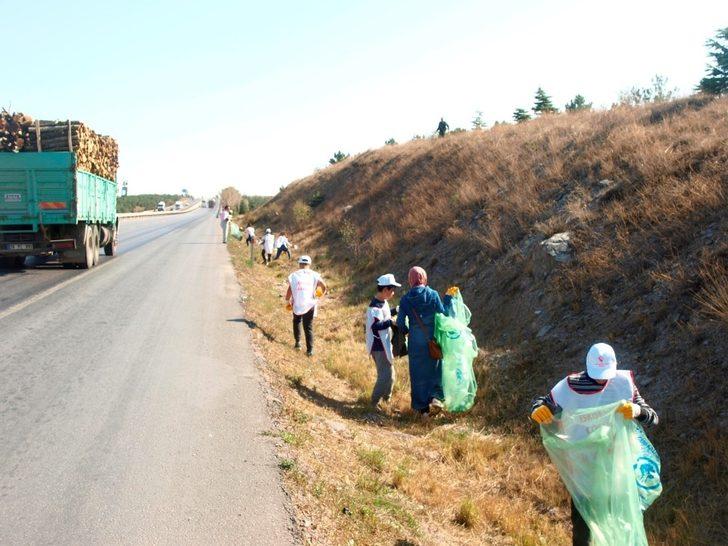 Büyükler kirletti çocuklar temizledi G2