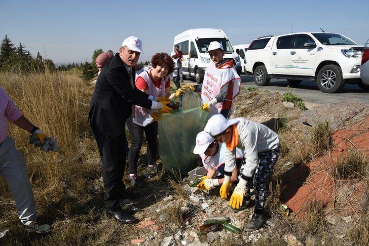 Büyükler kirletti çocuklar temizledi G4