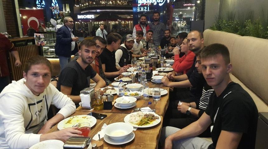 Sebahattin Tetik&rsquo;ten Eskişehirsporlu futbolcular onuruna yemek