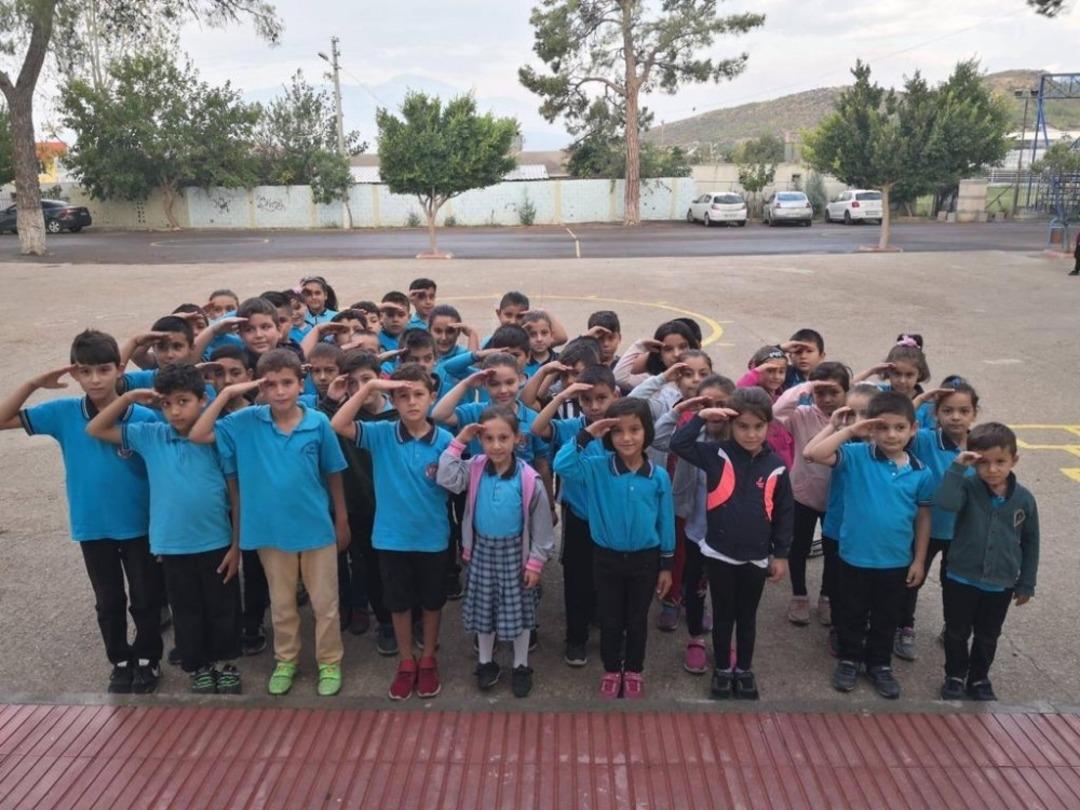 Bozyazı&rsquo;da &ouml;ğrenciler asker selamı vererek ders başı yaptı