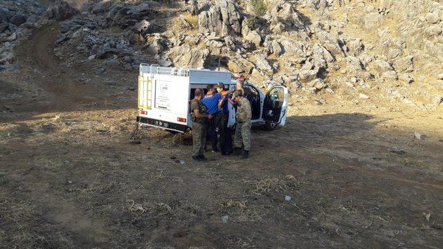 Sason’da kayalıkta mahsur kalan keçi 7 saatlik çalışmayla kurtarıldı