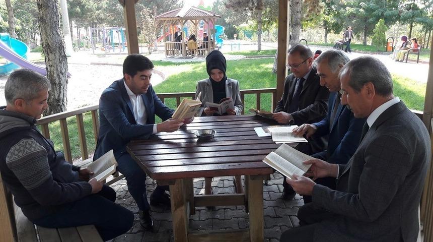 Kaymakam ve belediye başkanı &ouml;ğrencilerle kitap okudu